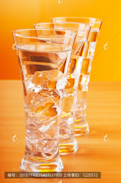 玻璃在梯度背景下的水