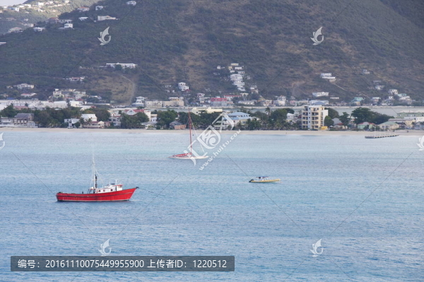 停泊在熱帶海灣的紅色漁船