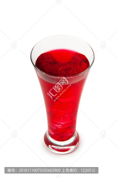 帶冰的杯子里的彩色雞尾酒