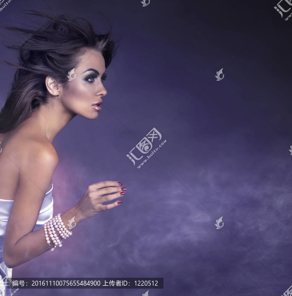 一個年輕的黑發(fā)美女肖像