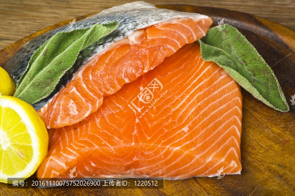 餐桌上的鮭魚魚片