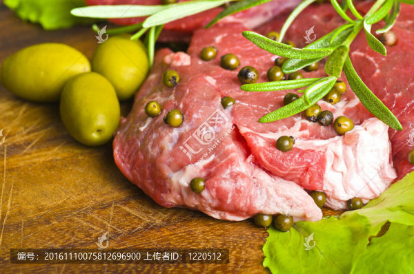 排牛排和青椒和迷迭香板木