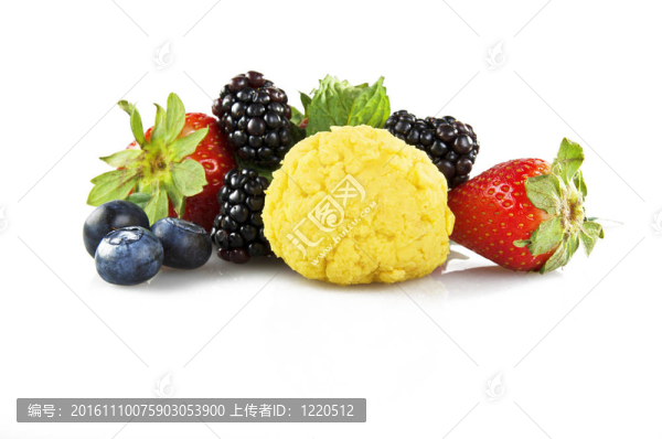 白底水果冰淇淋