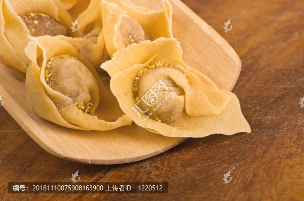 自制意大利式餛飩在勺子
