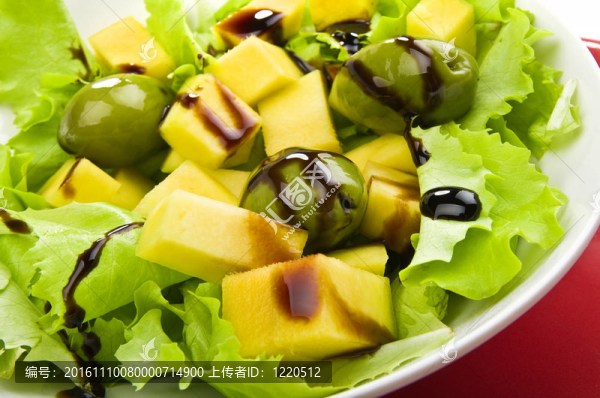 芒果和橄欖綠色沙拉