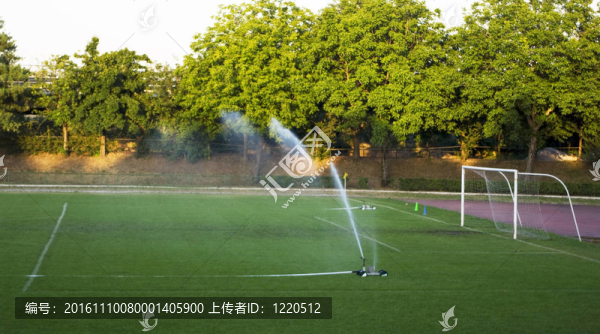 在足球場上澆水