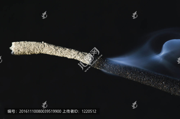 在黑色的背景上熏香