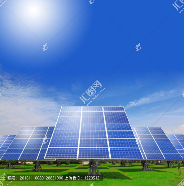 帶綠草的太陽能電池板