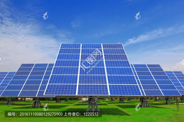 帶綠草的太陽(yáng)能電池板
