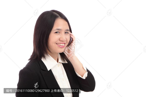 商人笑著用手機(jī)