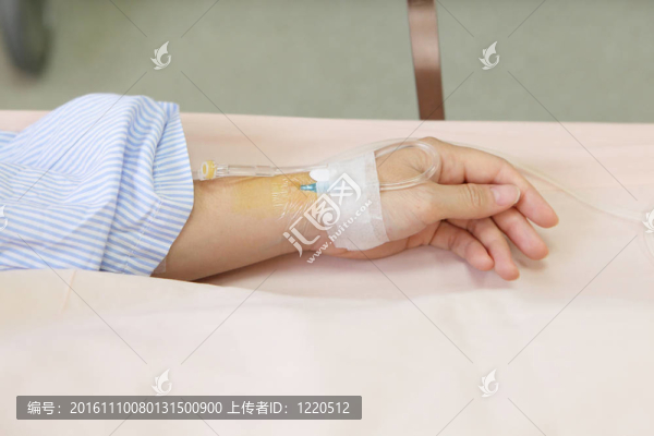 用靜脈滴注的病人的手
