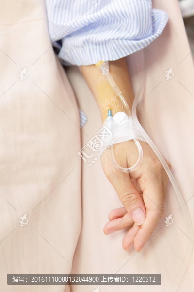 手術前患者手靜脈滴注