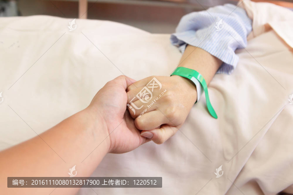 丈夫在手術(shù)前緊握妻子的手
