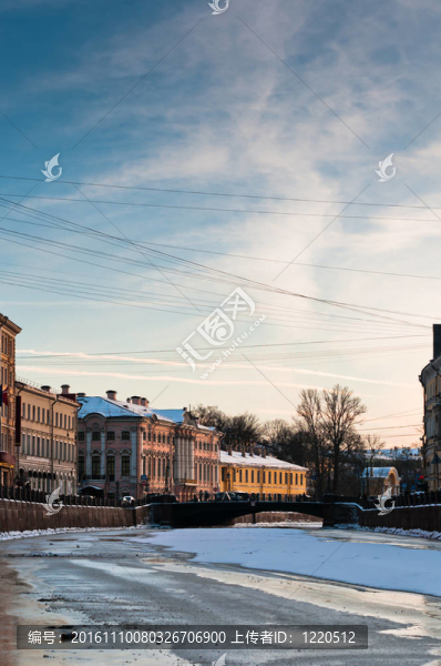 城市冰凍通道和云