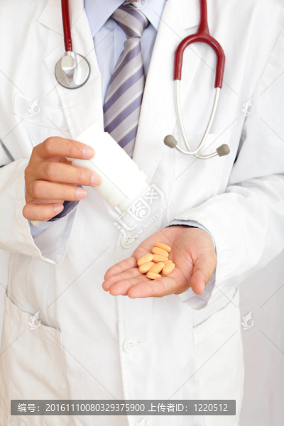 醫(yī)生的手拿藥