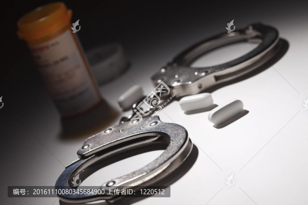 手銬；下射燈藥瓶和藥片