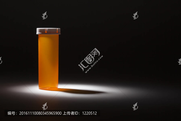 聚光燈下的空藥瓶
