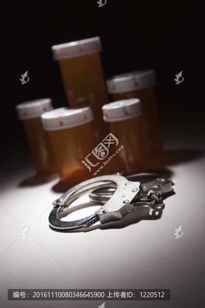 手銬；下射燈藥瓶和藥片
