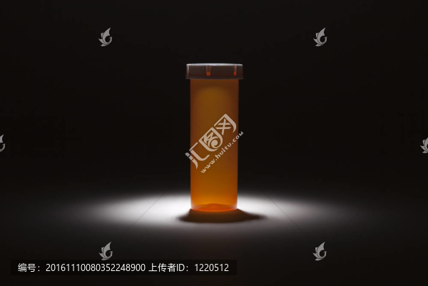 聚光燈下的空藥瓶