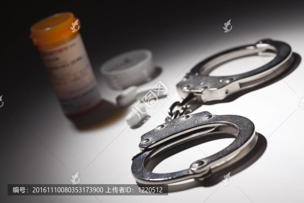 手銬；下射燈藥瓶和藥片