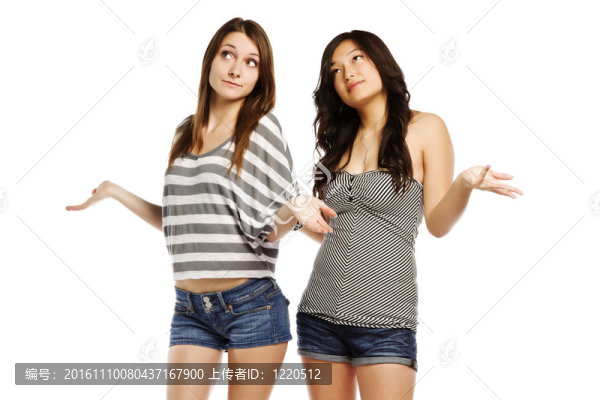 年輕的女性朋友比白色熱
