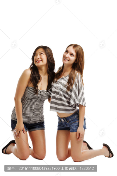 漂亮的年輕女人在白色上度過一個輕松的時刻