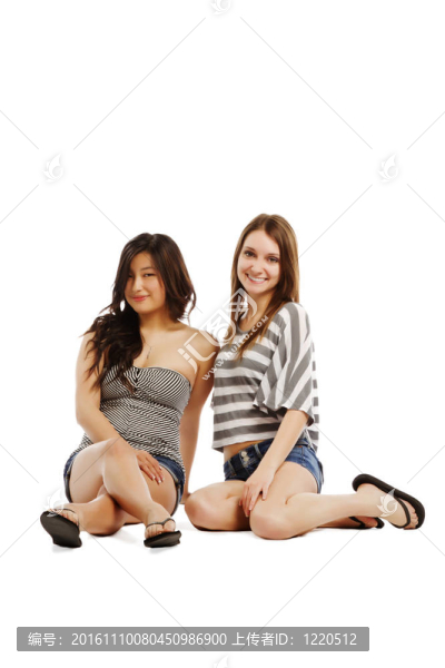 年輕女性朋友在白色背景上放松