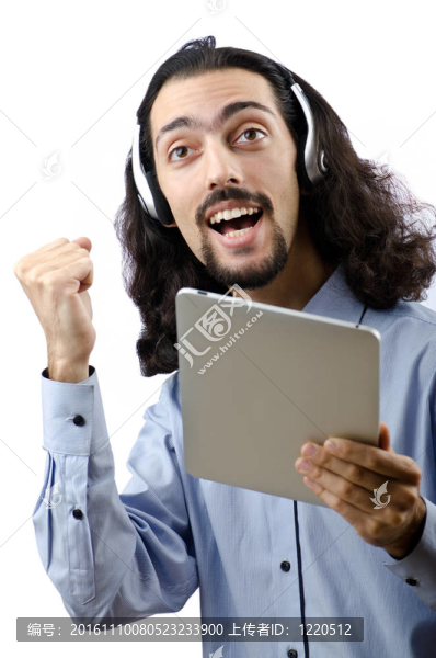 學生用平板電腦聽音樂