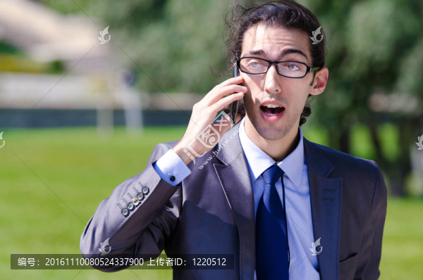街上的年輕商人