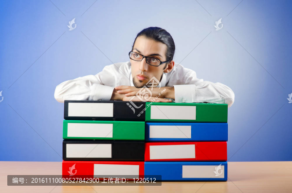 許多辦公室文件夾的商人
