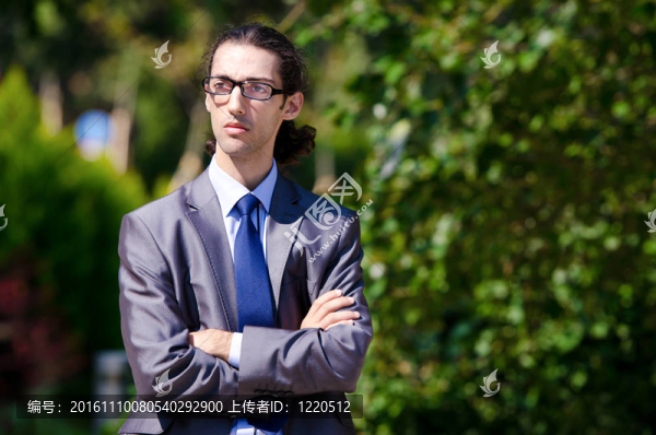 街上的年輕商人