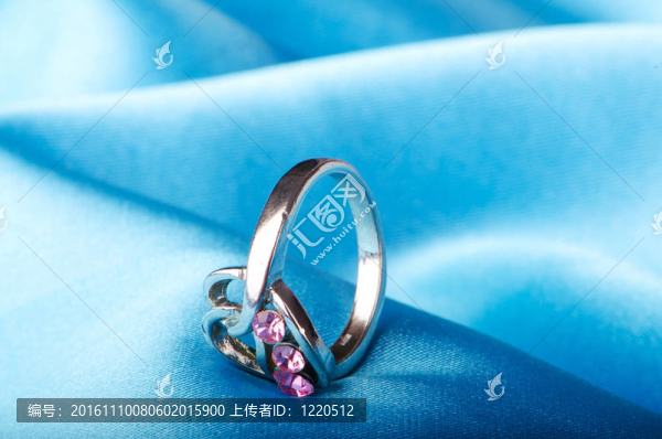背景上的戒指時(shí)尚概念