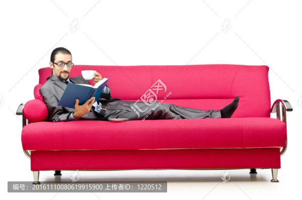 坐在沙發(fā)上的男人
