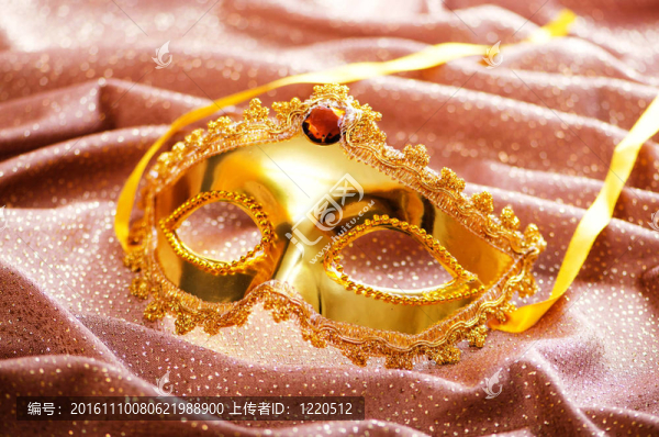 緞背景上的金色面具