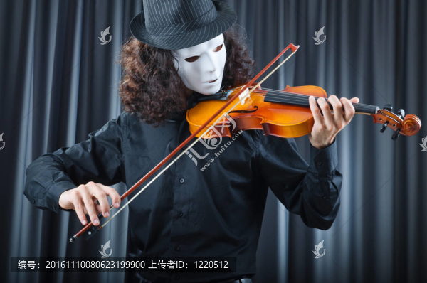 男人拉大提琴