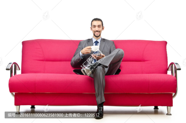 坐在沙發(fā)上的男人