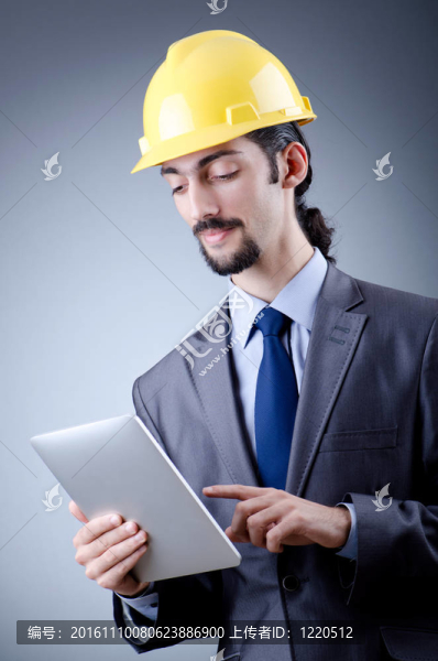在平板上工作的建筑工人