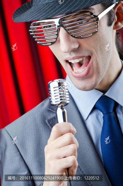 在音樂會上表演的人