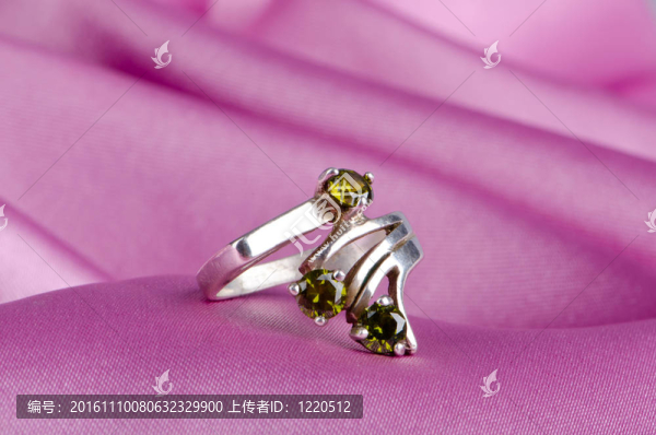 背景上的戒指時尚概念