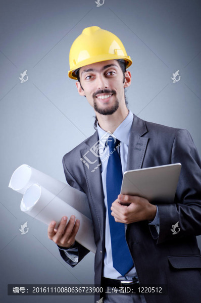 在平板上工作的建筑工人