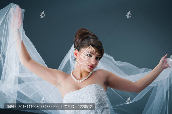 美麗新娘在演播室拍攝