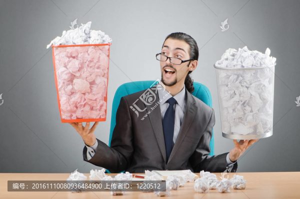 許多浪費(fèi)紙張的人-匯圖網(wǎng) www.fosd68.com 許多浪費(fèi)紙張的人