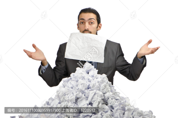 有許多揉皺的紙的人