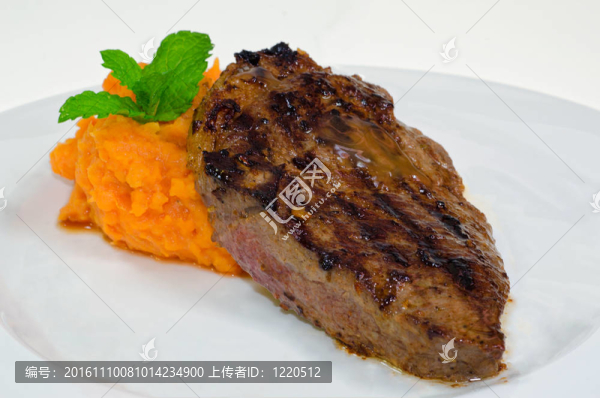 半熟的牛排和馬鈴薯-匯圖網(wǎng) www.fosd68.com 半熟的牛排和馬鈴薯