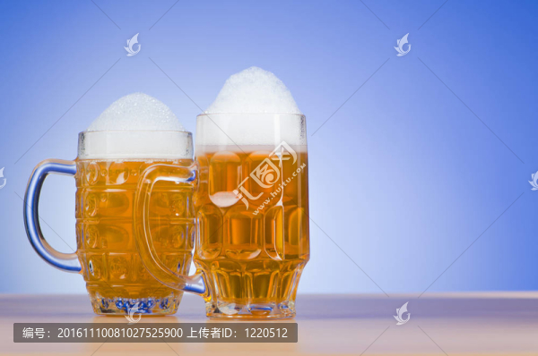 桌上的啤酒杯