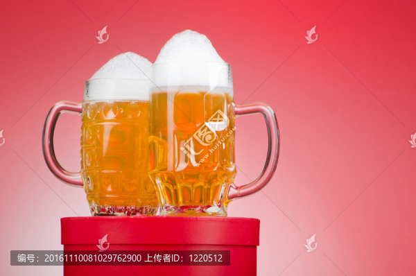 桌上的啤酒杯