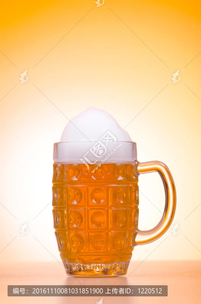 桌上的啤酒杯