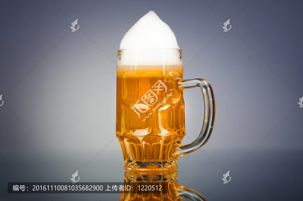 桌上的啤酒杯