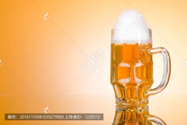 桌上的啤酒杯
