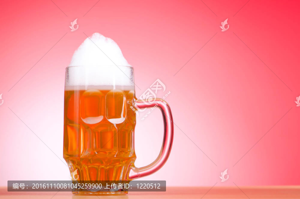 桌上的啤酒杯